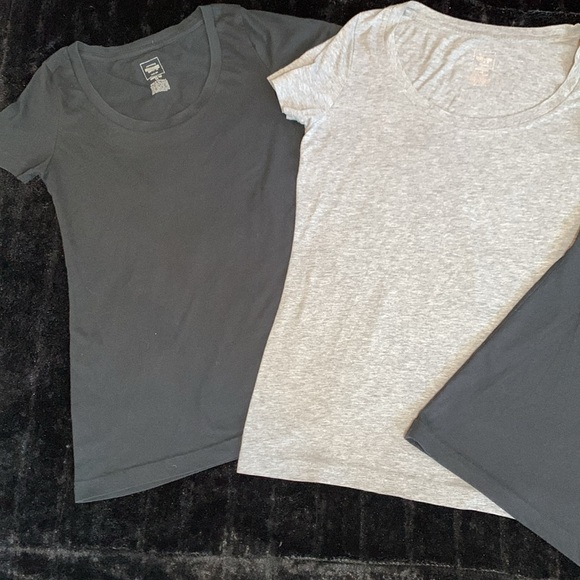 Set of 3 Basic Mossimo Supply Scoop Neck T Shirts 2 Medium One Small - Picture 4 of 12